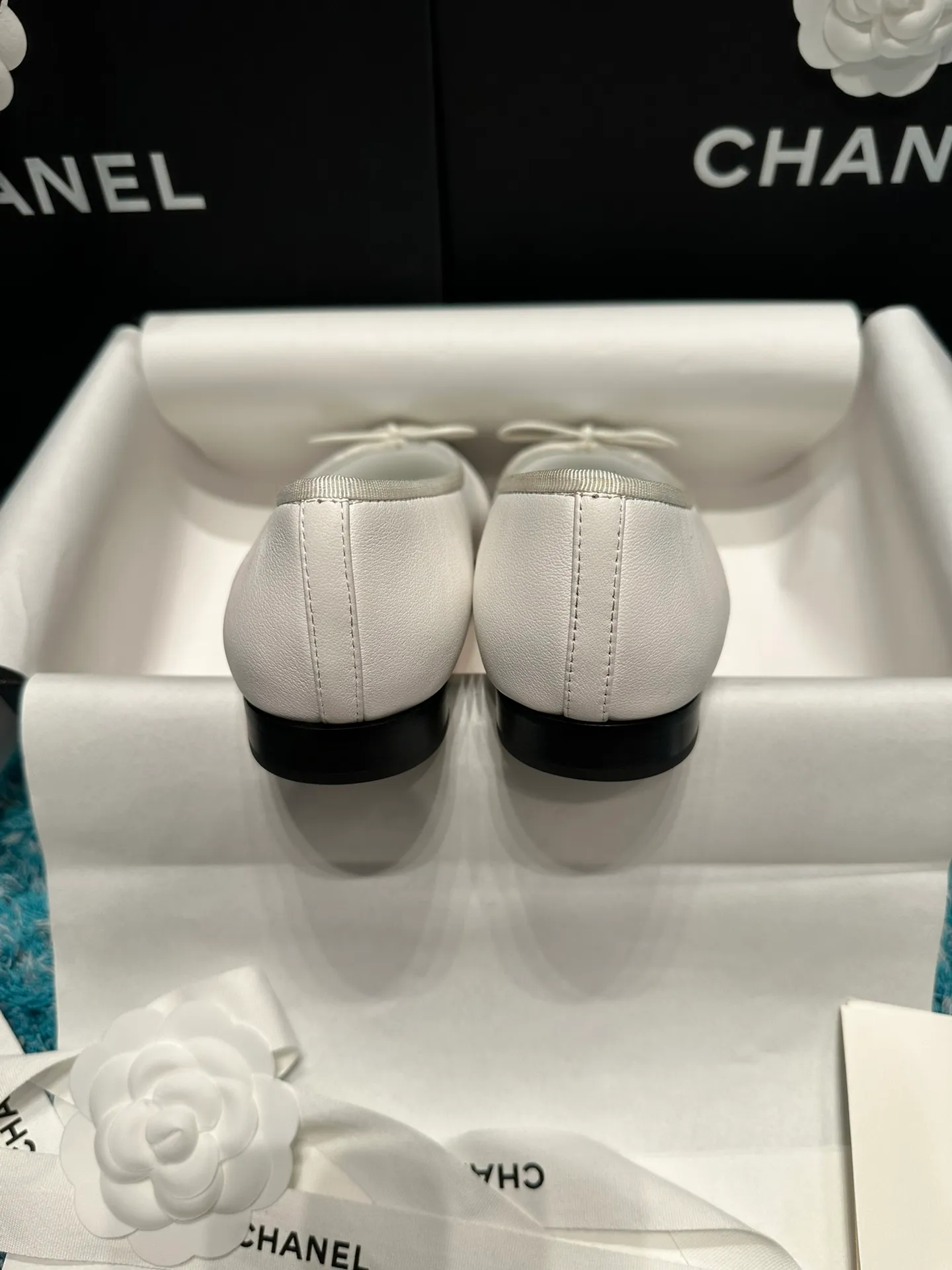 👟👟Ex-factory price 440👟👟 Chanel has been upgrading Chanel shoes ~ 2021ss top version HK overseas purchasing original cut at 1:1 Chanel Chanel Eternal Classic Bow Round Toe Ballet Shoes There are not many good quality, truly no pressure to enter and exit the counter. Regardless of the last type, leather material selection, and manufacturing process, they are all genuine craftsmanship and very sophisticated. ◾️Fabric: Mixed sheepskin imported from Italy ◾️Lining: Imported sheepskin (sweat-absorbent and soft) ◾️Sole: Italian special A-grade genuine leather sole (not ordinary thin sole in the market) ◾️Size: 35-39 [34 40 41 42 43 customization is not returnable]